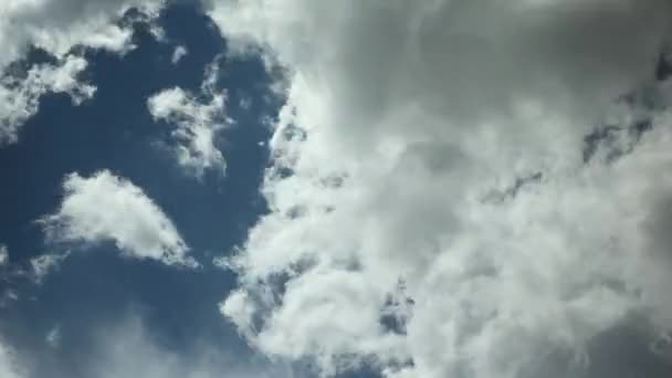Хмари блакитного неба — стокове відео