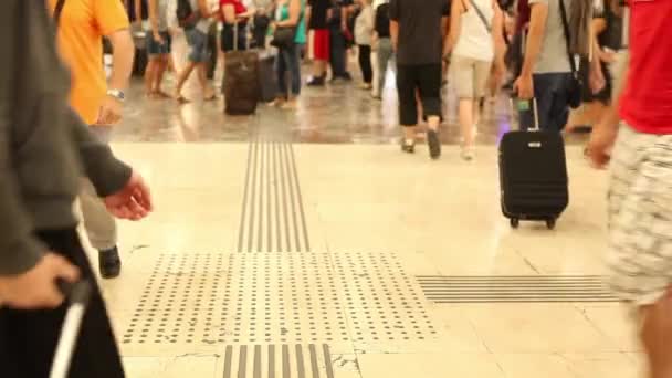 Mensen lopen in Barcelona treinstation — Stockvideo