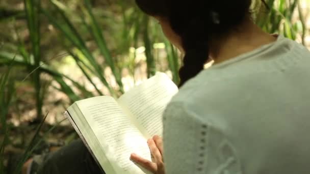 Chica leyendo en el bosque — Vídeos de Stock