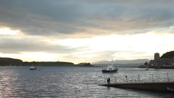 Muelle del lago y barcos al amanecer — Vídeo de stock