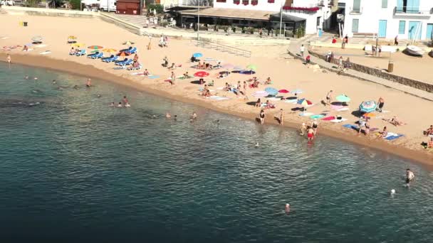 Alojamientos con piscina en Blanes, España — Vídeo de stock