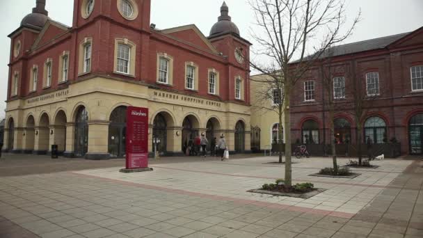 Mensen bij winkelcentrum in Dublin — Stockvideo