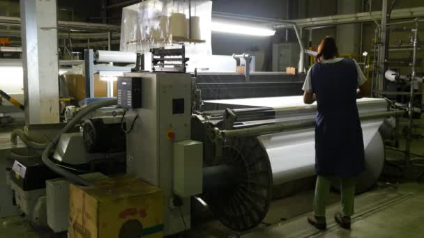 Frau fixiert Maschine in Textilfabrik — Stockvideo