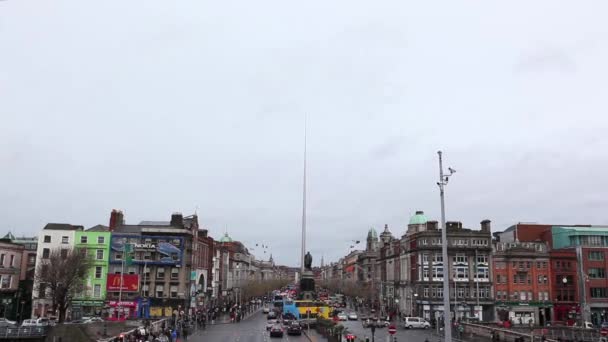 Tráfico en la calle Dublin, Irlanda — Vídeos de Stock