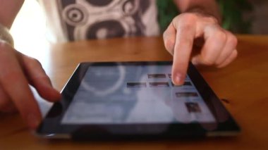 Tablet kullanan adam