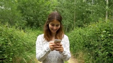 Ormanda Smartphone kullanan kız