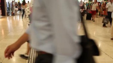 Barcelona yürüyen insanlar tren istasyonu