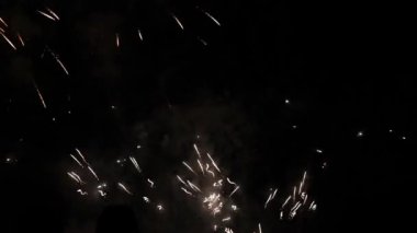 Gece gökyüzünde parlak havai fişekler