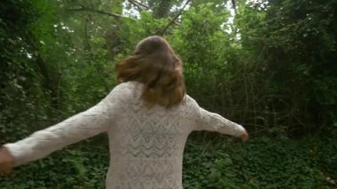 Kız ormanda yürüyüş