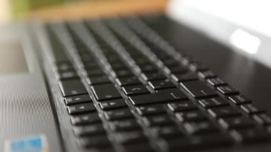 Dizüstü bilgisayarda klavyede yazılıyor