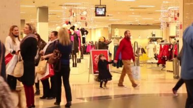 İnsanlar Noel öncesi alışveriş