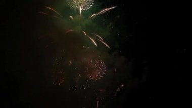 Gece gökyüzünde parlak havai fişekler