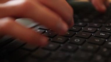 Dizüstü bilgisayarda klavyede yazılıyor