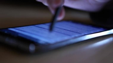 Ekran kalemi cep telefonu kullanan adam 