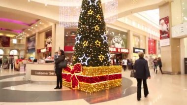 İnsanlar Noel öncesi alışveriş