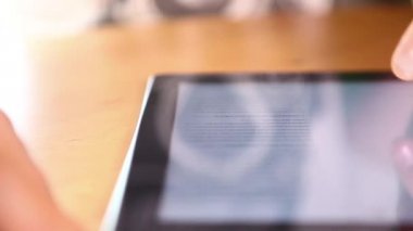 Tablet kullanan adam