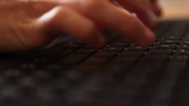 Dizüstü bilgisayarda klavyede yazılıyor
