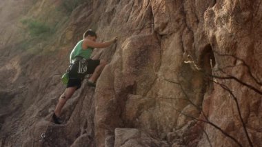 genç adam üzerinde kaya tırmanışı 