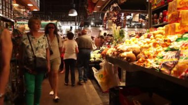 İnsanlar üzerinde Barcelona içinde kapalı çarşı 