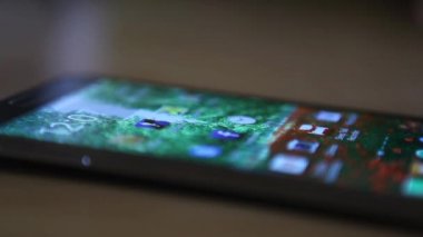 adam cep telefonu üzerinde kaydırma 