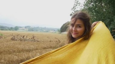 Buğday tarlasında güzel bir kız