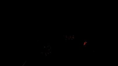 Gece gökyüzünde parlak havai fişekler