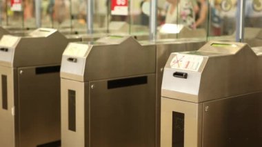  Bilet kapısı istasyonunda kullanan kişiler