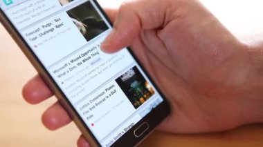 adam cep telefonu üzerinde kaydırma 