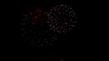 Gece gökyüzünde parlak havai fişekler