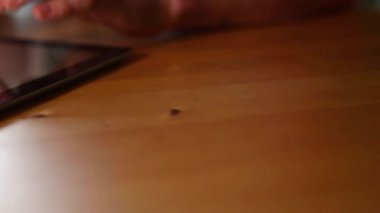 Tablet kullanan adam