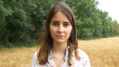 Buğday tarlasında güzel bir kız