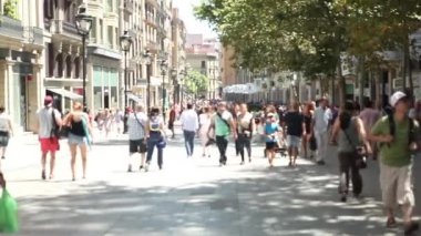 Barselona Caddesi üzerinde yürüyen insanlar