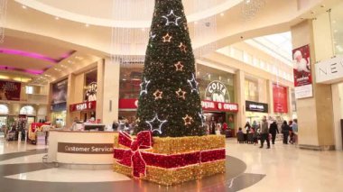 İnsanlar Noel öncesi alışveriş