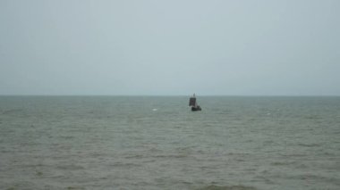 Denizde yüzen tekne