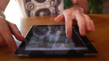 Tablet kullanan adam