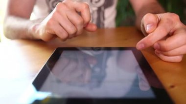 Tablet kullanan adam