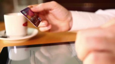 Tablet ve kredi kartı kullanarak iş adamı