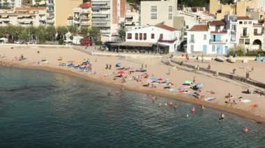 İnsanlar plajda Blanes, İspanya