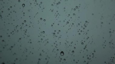 ağır yağmur damlaları