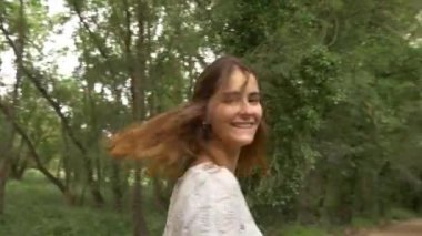 Kız ormanda yürüyüş