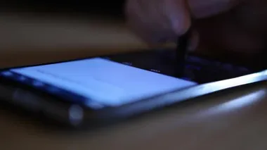 Ekran kalemi cep telefonu kullanan adam 