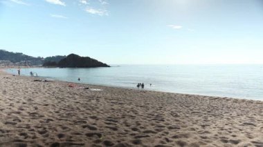 İnsanlar plajda Blanes, İspanya