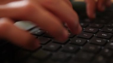 Dizüstü bilgisayarda klavyede yazılıyor