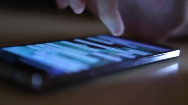 adam cep telefonu üzerinde kaydırma 