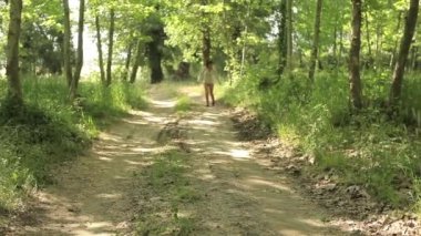 Seksi kadın yürüme orman 