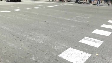 İnsanlar yayalar karşıdan karşıya geçerken