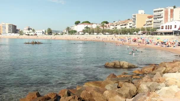 블랑 스, 스페인에 있는 해변에서 사람들 — 비디오