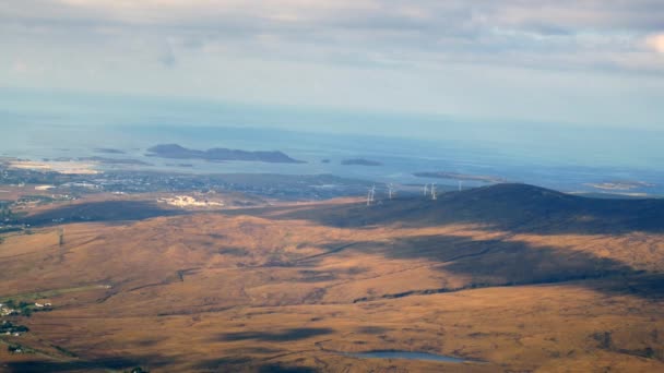 Vue aérienne des nuages et des montagnes  