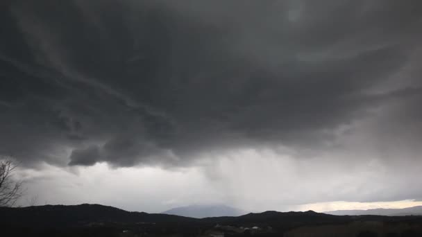 Nubes de lapso de tiempo formándose sobre montañas — Vídeo de stock