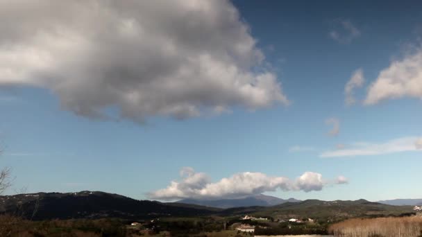 Time lapse clouds forming over mountains — Stock Video